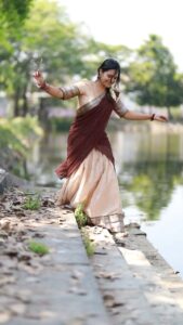 Sharanya Turadi Instagram - This song is a different vibe when you are listening to this in a town bus 🚌 🎶❤️ 
Agree? 😍

One last reel from the Taavani series 🫶
@ivalinmabia 

#sharanyaturadi #townbussongs #paathakolusupaattu #ilayaraja #tamilvibe