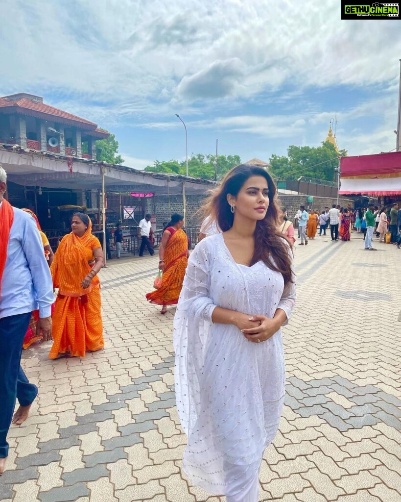 Sharmiela Mandre Instagram - Had the most amazing Darshan here in Shirdi 🙏✨#omsairam Shirdi Sai Dwarkamai