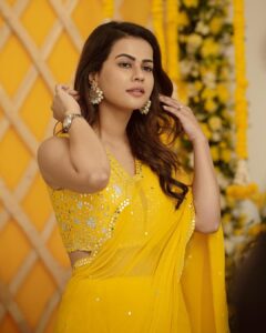 Sharmiela Mandre Instagram - पीला 
.
.
.
.
. 
Photography: @divinephotography.in 
Saree: @samyakksarees 
Nails: @thenailcoindia 
Jewellery : @ruhani.label