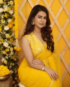 Sharmiela Mandre Instagram - पीला 
.
.
.
.
. 
Photography: @divinephotography.in 
Saree: @samyakksarees 
Nails: @thenailcoindia 
Jewellery : @ruhani.label