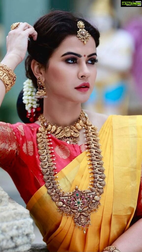 Sharmiela Mandre Instagram - ಎಳ್ಳು ಬೆಲ್ಲವ ತಿನಿಸುತ ಕಬ್ಬು ಬಾಳೆಯ ನೀಡುತ ಒಳ್ಳೆ ಮಾತುಗಳ ಆಡುತ ಸಂಕ್ರಾಂತಿ ಶುಭಾಶಯವ ನಾ ಕೋರುವೆ 😊