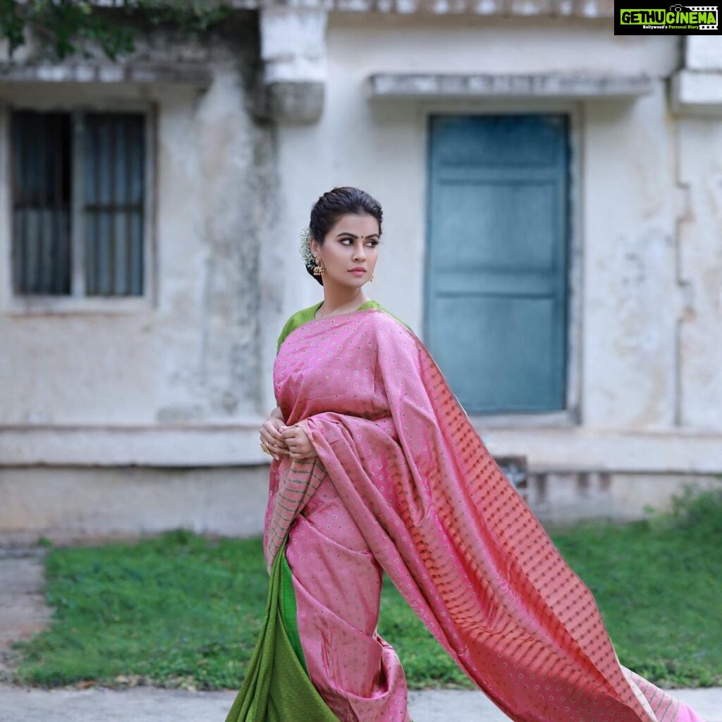 Sharmiela Mandre Instagram - Saree: six yards of sheer elegance. Saree : @sakhifashions Make up & Hair : @prashanthmakeover Jewellery: @kandalaahouseofjewellery Photographer: @divinephotography.in Rangasthala