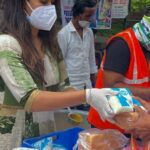 Sharmiela Mandre Instagram - 150 ration kits donated as part of COVID relief to technicians from the film industry & 100 cooked meals & food packets to daily wage workers and families in dire need in and around Nagarbhavi today 💜 a special thanks to all those who helped me make this possible @sahana_hanumanthappa ಕೋವಿಡ್‌ನ ಈ ಕಷ್ಟಕಾಲದಲ್ಲಿ ಸಿನಿಮಾ ರಂಗದ 150 ತಂತ್ರಜ್ಞರಿಗೆ ದಿನಸಿ ಕಿಟ್ ಹಾಗೂ ನಾಗರಭಾವಿ ಆಸುಪಾಸಿನ ಅಗತ್ಯ ಕುಟುಂಬಗಳಿಗೆ 100 ಸಿದ್ಧಾಹಾರ ಪೊಟ್ಟಣಗಳನ್ನು ವಿತರಿಸಲಾಯಿತು. 💜 ಈ ಪ್ರಕ್ರಿಯೆಯಲ್ಲಿ ಸಹಕರಿಸಿದ ಎಲ್ಲರಿಗೂ ವಿಶೇಷ ವಂದನೆಗಳು.