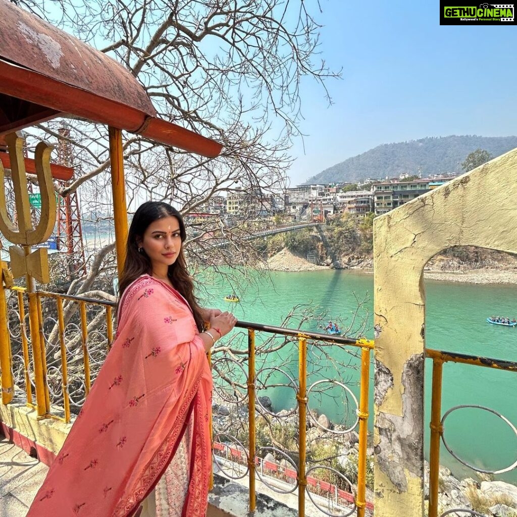 Sharmiela Mandre Instagram - Spiritually connected 🙏 . . . . . . . . Wearing @sochstories Lakshman Jhula, Rishikesh