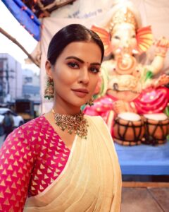 Sharmiela Mandre Instagram - Happy Ganesh Chaturthi 🙏  ಗೌರಿ ಗಣೇಶ ಹಬ್ಬದ ಹಾರ್ದಿಕ ಶುಭಾಶಯಗಳು 🙏 
.
.
.
.
.
.
.
Styled by @zoha.kabir 
Make up& hair @ganesh_makeover 
Jewellery by @velvetboxby