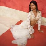 Shaun Romy Instagram - Crimson and cream ✨ Photography : @sbk_shuhaib Makeup : @makeupbyshaiba @shaiba_sbk Outfit : @thunnal Stylist : @merlin_lizbet Floor : @studio_maxxo Photography team : @anees_as_k @jis_hnu_cri_zzzzz @__abdul_m0savv1r @praveen_mohan___ @yazmn_backr_ Kochi, India