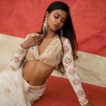 Shaun Romy Instagram - Crimson and cream ✨ Photography : @sbk_shuhaib Makeup : @makeupbyshaiba @shaiba_sbk Outfit : @thunnal Stylist : @merlin_lizbet Floor : @studio_maxxo Photography team : @anees_as_k @jis_hnu_cri_zzzzz @__abdul_m0savv1r @praveen_mohan___ @yazmn_backr_ Kochi, India