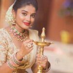 Sheela Rajkumar Instagram - Festive sprite . . . . . . Mentions: Outfit: @unikpondicherry Designer: @kayalkumaran Jewellery: @chennai_jazz Pic: @rootzstudios MuA: @honeylang_makeup_artist Location: Unik Stay - Saffron #sheelarajkumar #instagramreels❤️🌸 #collabshoot #onamcelebration #lovemyself #besmile😊 #lookbook Pondicherry - பாண்டிச்சேரி
