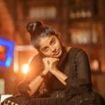 Sheela Rajkumar Instagram - "Catch me if u can."😉😊 . . . . . . 📷:@rootzstudios Pro:@a._john_pro 🍸:@shoutbarandcafe #Sheela #naturephotography #rootzstudios #lookbook #happysoul❤️ #lovemyself❤ #blocklove😍 #Picsoftheday