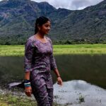 Sheela Rajkumar Instagram - Life hurts nature heals 😇 . . . . . . 🎥: @jigowtham #sheelarajkumar #hillstation #lovemyself❤ #donthurtanyone #betrue #besmile😊 #growthroughlife🌱 #kindness #naturelover #naturehealsthesoul #feelgood #goodvibesonly #pilavakkaldam #summervibes #happysoul❤️