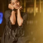 Sheela Rajkumar Instagram - "Catch me if u can."😉😊 . . . . . . 📷:@rootzstudios Pro:@a._john_pro 🍸:@shoutbarandcafe #Sheela #naturephotography #rootzstudios #lookbook #happysoul❤️ #lovemyself❤ #blocklove😍 #Picsoftheday
