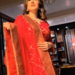 Sheena Bajaj Instagram - Embracing my simplicity n sophistication with my fav go to Indians for the up comming festivities 🥳 @anokherang #festivitieslook #anokherang