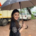 Shefali Jariwala Instagram - ये मुंबई है साहब – माना आज मौसम बड़ा सुहाना है, पर सबको काम पर जाना है… #mumbairains #workmodeon . . . @pyumishra @makeup.yasmin @madhurihairstylist @farukh.shaikh @immajidmomin #rainyday #potd #thursdaythoughts #instagood #instafashion #undermyumbrella #bloopers