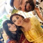 Shefali Jariwala Instagram - Ganpati Bappa Morya ! At @ektarkapoor ‘s home… feeling over fed & super blessed ❤️ thank you Ekta 🤗❤️ Wearing @gopivaiddesigns @makeup.yasmin #ektakapoor #ganpatidarshan #blessed #monday #pic #love #positivity @paragtyagi @mushtaqshiekh