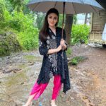 Shefali Jariwala Instagram - ये मुंबई है साहब – माना आज मौसम बड़ा सुहाना है, पर सबको काम पर जाना है… #mumbairains #workmodeon . . . @pyumishra @makeup.yasmin @madhurihairstylist @farukh.shaikh @immajidmomin #rainyday #potd #thursdaythoughts #instagood #instafashion #undermyumbrella #bloopers