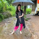 Shefali Jariwala Instagram - ये मुंबई है साहब – माना आज मौसम बड़ा सुहाना है, पर सबको काम पर जाना है… #mumbairains #workmodeon . . . @pyumishra @makeup.yasmin @madhurihairstylist @farukh.shaikh @immajidmomin #rainyday #potd #thursdaythoughts #instagood #instafashion #undermyumbrella #bloopers