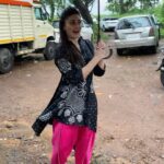 Shefali Jariwala Instagram - ये मुंबई है साहब – माना आज मौसम बड़ा सुहाना है, पर सबको काम पर जाना है… #mumbairains #workmodeon . . . @pyumishra @makeup.yasmin @madhurihairstylist @farukh.shaikh @immajidmomin #rainyday #potd #thursdaythoughts #instagood #instafashion #undermyumbrella #bloopers