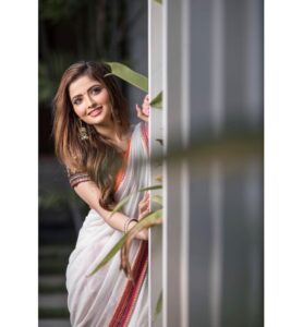 Shirin Kanchwala Instagram - "Think like a queen. A queen is not afraid to fail. Failure is another steppingstone to greatness." ~ Oprah Winfrey

Makeup 
@kishoremakeupartist
Hair stylist 
@viji_makeover

Photography
@ajitshivam95
 
Designer @atharva_boutique