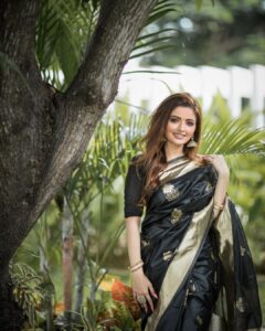 Shirin Kanchwala Instagram - Addicted to black🖤

Makeup 
@kishoremakeupartist
Hair stylist 
@viji_makeover

Photography
@ajitshivam95
 
Designer @atharva_boutique