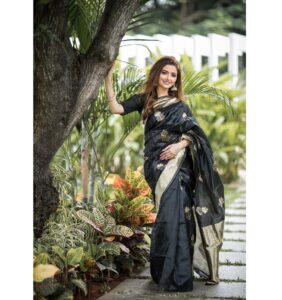 Shirin Kanchwala Instagram - Sarees are timeless🖤

Makeup 
@kishoremakeupartist
Hair stylist 
@viji_makeover

Photography
@ajitshivam95
 
Designer @atharva_boutique