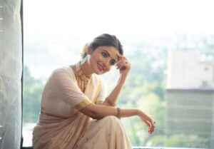 Shirin Kanchwala Instagram - Teeth aren’t pearly, until you smile😁

Makeup @kishoremakeupartist
Makeup assisted by @laavie_makeover
@kalaiselvi_may87 

Photography @portraitsby_anish

Costume designer @vikram.vickykapoor

Jewelry partner @fineshinejewels

Pro @riyacast