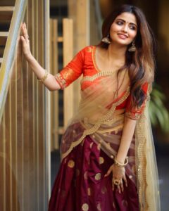 Shirin Kanchwala Instagram - There was a whole magnificent soul, brightly behind her shy❤️

Makeup @kishoremakeupartist
Makeup assisted by @laavie_makeover
@kalaiselvi_may87

Photography @camerasenthil

Costume designer @vikram.vickykapoor
@designed_by_sindhu

Jewelry partner @fineshinejewels

Pro @riyacast