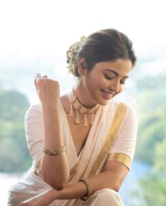 Shirin Kanchwala Instagram - Beauty is power; a smile is its sword♥️🗡