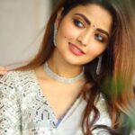 Shirin Kanchwala Instagram - Eyes hold conversations 👀 Makeup @kishoremakeupartist Makeup assisted by @laavie_makeover @kalaiselvi_may87 Photography @camerasenthil Costume designer @vikram.vickykapoor @designed_by_sindhu Jewelry partner @fineshinejewels Pro @riyacast