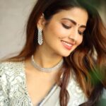 Shirin Kanchwala Instagram - Eyes hold conversations 👀 Makeup @kishoremakeupartist Makeup assisted by @laavie_makeover @kalaiselvi_may87 Photography @camerasenthil Costume designer @vikram.vickykapoor @designed_by_sindhu Jewelry partner @fineshinejewels Pro @riyacast