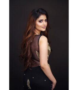 Shirin Kanchwala Instagram - Looking back on things, the view always improves🤩

MUA @kajolrpaswwan 
📸 @editmasterindia 
Outfit by @mariabrowncouture 
Jwellery @kohar_jewellery