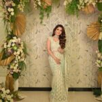 Shirin Kanchwala Instagram - Six yards of sheer elegance. MUA @kajolrpaswwan Jwellery @malkishjewels Outfit @white__maisondecouture Hair @hairbymeenasomani