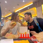 Shivani Jha Instagram - It was yummmmm 🥹 #reels #explore #food #burger #viral #trendingreels #leeneshmattoo #shivanijha #leevani #foodporn