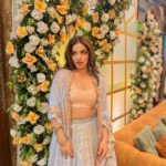 Shivani Jha Instagram - Plandid (n) : A well planned fake candid 🤍 #shivanijha #bhagyalakshmi #soniyaoberoi