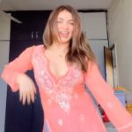 Shivani Jha Instagram - Rate this transition out of 10 🙈 DC- @nidhi.reddy.k #reels #explore #dance #dancereels #afrobeats #shivanijha #beevani #viral #transition