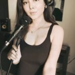 Shraddha Sharma Instagram - 🌻🌻🫶🏻🫶🏻🖤🖤 Tell me what more like this would you want me to sing!! Music- @sarthakmusicc @yourseventfully