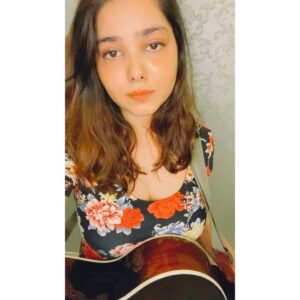 Shraddha Sharma Instagram - I swear I pick up my guitar to sing some hip new age songs that people are listening to nowadays but somehow eventually I often find myself singing these haunting beautiful old melodies. 

I am sure there is an old lady staying somewhere in me. I’m convinced. 👵🏼

(Sorry for the little screw up in the end- but that hair blow made me upload it. 🙃)
