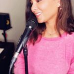 Shraddha Sharma Instagram - Chup Chup Ke🌻 One of my absolute absolute favourite songs!! Always wanted to try this one out.!! Let me know what other songs would you like me to record like this. :) Music- @sarthakmusicc 🧡