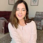 Shraddha Sharma Instagram - Ye lo mere bachpan ka favourite gaana meri aawaz mein!! Asha Ji beautifully sang this song when it first came out in 1973 in Saudagar but I grew up listening to and dancing my little bum off the remix, a little more modernised take of this song. @vaishalisamant took this song and made it one of my best childhood memory. Hope you guys enjoy :) @sarthakmusicc thank you for making this happen. 🧡🧡