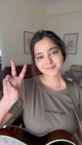 Shraddha Sharma Instagram - Suno Na Sangemarmar is so much fun to sing if you just look at it vocally specially the antra. Beautiful beautiful composition by Sonith George and sung by @arijitsingh. 
Hope you enjoy ❤️🌻