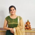 Shruthi Raj Instagram - 𝐇𝐀𝐏𝐏𝐘 𝐀𝐘𝐔𝐃𝐇𝐀 𝐏𝐎𝐎𝐉𝐀 🙏🙏🙏