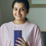 Shruthi Raj Instagram - 𝙰 𝙼𝙸𝚁𝚁𝙾𝚁 𝚂𝙴𝙻𝙵𝙸𝙴 𝙸𝚂 𝚃𝙷𝙴 𝙴𝙰𝚂𝙸𝙴𝚂𝚃 𝚆𝙰𝚈 𝚃𝙾 𝙲𝙰𝙿𝚃𝚄𝚁𝙴 𝙰 𝙼𝙾𝙼𝙴𝙽𝚃 𝙰𝙽𝙳 𝙴𝚇𝙿𝚁𝙴𝚂𝚂 𝚈𝙾𝚄𝚁𝚂𝙴𝙻𝙵 🩷🩷🩷 Bangalore, India