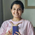 Shruthi Raj Instagram - 𝙰 𝙼𝙸𝚁𝚁𝙾𝚁 𝚂𝙴𝙻𝙵𝙸𝙴 𝙸𝚂 𝚃𝙷𝙴 𝙴𝙰𝚂𝙸𝙴𝚂𝚃 𝚆𝙰𝚈 𝚃𝙾 𝙲𝙰𝙿𝚃𝚄𝚁𝙴 𝙰 𝙼𝙾𝙼𝙴𝙽𝚃 𝙰𝙽𝙳 𝙴𝚇𝙿𝚁𝙴𝚂𝚂 𝚈𝙾𝚄𝚁𝚂𝙴𝙻𝙵 🩷🩷🩷 Bangalore, India