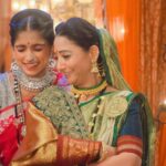 Shruti Ulfat Instagram - Guess what made Me & My Aaji Sasubai Saheb laugh !? 👀💞 @shrutiulfat mam, you're just the coolest of all*! 🥰♥️✨ . . . . . #lateeshadorik #mainabaiholkar #shrutiulfat #gautamabaiholkar #punyashlokahilyabai #bts #behindthescenes #laugh #historical #punyashlokahilyadeviholkar #sonytv #sonytvofficial #dashmiofficial #smile 🦋🌼