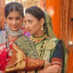 Shruti Ulfat Instagram - Guess what made Me & My Aaji Sasubai Saheb laugh !? 👀💞 @shrutiulfat mam, you're just the coolest of all*! 🥰♥️✨ . . . . . #lateeshadorik #mainabaiholkar #shrutiulfat #gautamabaiholkar #punyashlokahilyabai #bts #behindthescenes #laugh #historical #punyashlokahilyadeviholkar #sonytv #sonytvofficial #dashmiofficial #smile 🦋🌼