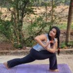 Shubha Poonja Instagram - Yoga day for me is evry day .. doing it every single day has given me amazing results.. in strength and agility... what started off for me for weight loss .. yoga has now taught me .. to stop focusing on Weight but instead on the amazing strength it gives physically and mentally... has made me stronger and more agile ... ofcourse I'm very bad at meditation.. but slowly I'm sure I'll get to it ... . I thank @varunfindingprana for being my teacher since one year constantly and also rathi who I practice with from time to time ..