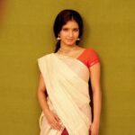 Shubha Poonja Instagram - Thanks @ashvinmatthew for sending me this old pic... a pic dated backto when I started my career .. .. we didn't have too many portfolio s back then .. this pic was taken by my close freind abhi in her small Sony camera ...at her house and you won't believe it I got a lot of movies and ads and auditions based on this one pic ... which was taken with barelyany make up . No lighting ... just a simple vacation camera 📷