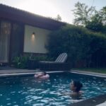 Shwetha Srivatsav Instagram - A little bit of pool time!! @gamyam_retreat #luxurypoolvilla #privatepoolvilla #luxuryresorts #karnataka #uttarakannada #kumta @ashmitha.srivatsav