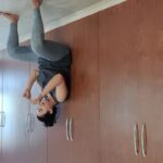 Shwetha Srivatsav Instagram - Wait..what??! Watch till the end 😜🤣😅 Not bad at all ... seriously, this is not easy 😅 Who all are willing to try this?! 🙋‍♀️#shwethasrivatsav #fun #watchtilltheend #funnyreels #motivational #mobilityexercises #remix #instadaily #instagood #challenge #reels