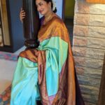 Shwetha Srivatsav Instagram - ಶೋಭಕೃತ್ ನಾಮ ಸಂವತ್ಸರದ ಯುಗಾದಿ, ದೂರಾಗಿಸಲಿ ಬೇಗುದಿ, ತರಲಿ ಬಾಳ ತುಂಬಾ ನೆಮ್ಮದಿ. #happyugadi #ugadi #indianfestival #saree #southindian #kannadati #shwethasrivatsav