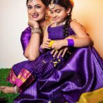 Shwetha Srivatsav Instagram - ಸೂರ್ಯ ದೇವರು ನಿಮ್ಮ ಜೀವನದಲ್ಲಿ ಸಂತೋಷ ಮತ್ತು ಬಹಳಷ್ಟು ಯಶಸ್ಸು ಮತ್ತು ಸಮೃದ್ಧಿಯನ್ನು ತರಲಿ. ಎಲ್ಲರಿಗೂ ಮಕರ ಸಂಕ್ರಾಂತಿಯ ಶುಭಾಶಯಗಳು. #ashmithasrivatsav #shwethasrivatsav @ashmitha.srivatsav 's dress: personal MUA : @makeupstoriesbysumachikkegowda 📸: @royalweddingphotography_blore Saree: @bhargavi_vikyathi Jewellery: @jewelleryforrent_lotusbridal